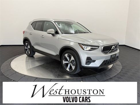 Certified 2025 Volvo XC40 B5 Plus image 1