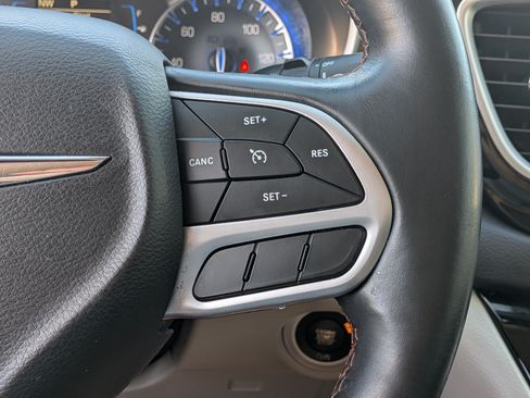 Used 2017 Chrysler Pacifica Touring-L w/ Tire & Wheel Group FWD image 25