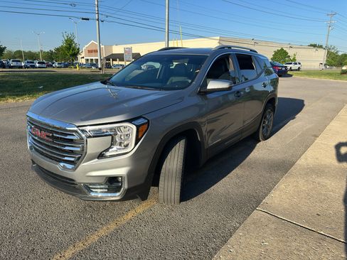 Used 2024 GMC Terrain SLT image 8