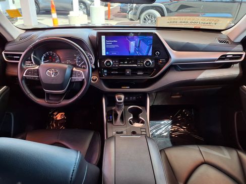 Certified 2024 Toyota Highlander XLE FWD image 15