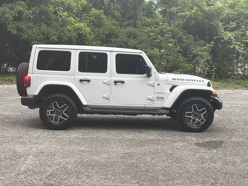 Used 2024 Jeep Wrangler Unlimited Sahara w/ Technology Group AWD/4WD image 2