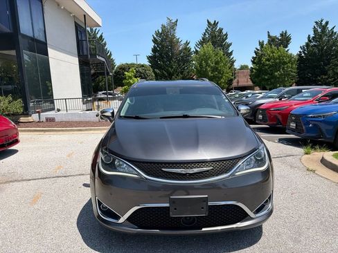 Used 2017 Chrysler Pacifica Limited w/ UConnect Theater Package FWD image 4