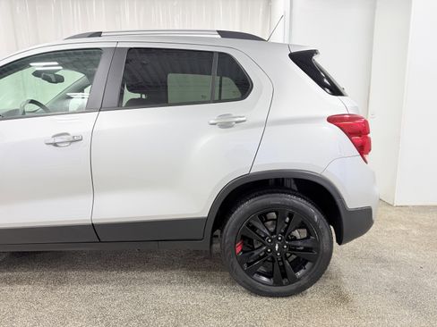 Used 2019 Chevrolet Trax LT w/ Sun & Sound Package image 5