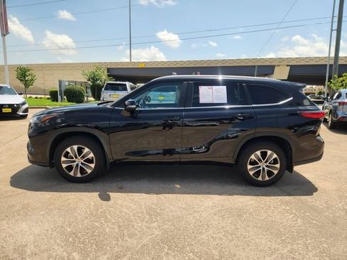Used 2023 Toyota Highlander XLE AWD/4WD image 4
