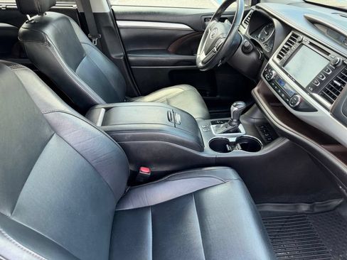 Used 2018 Toyota Highlander XLE AWD/4WD image 15
