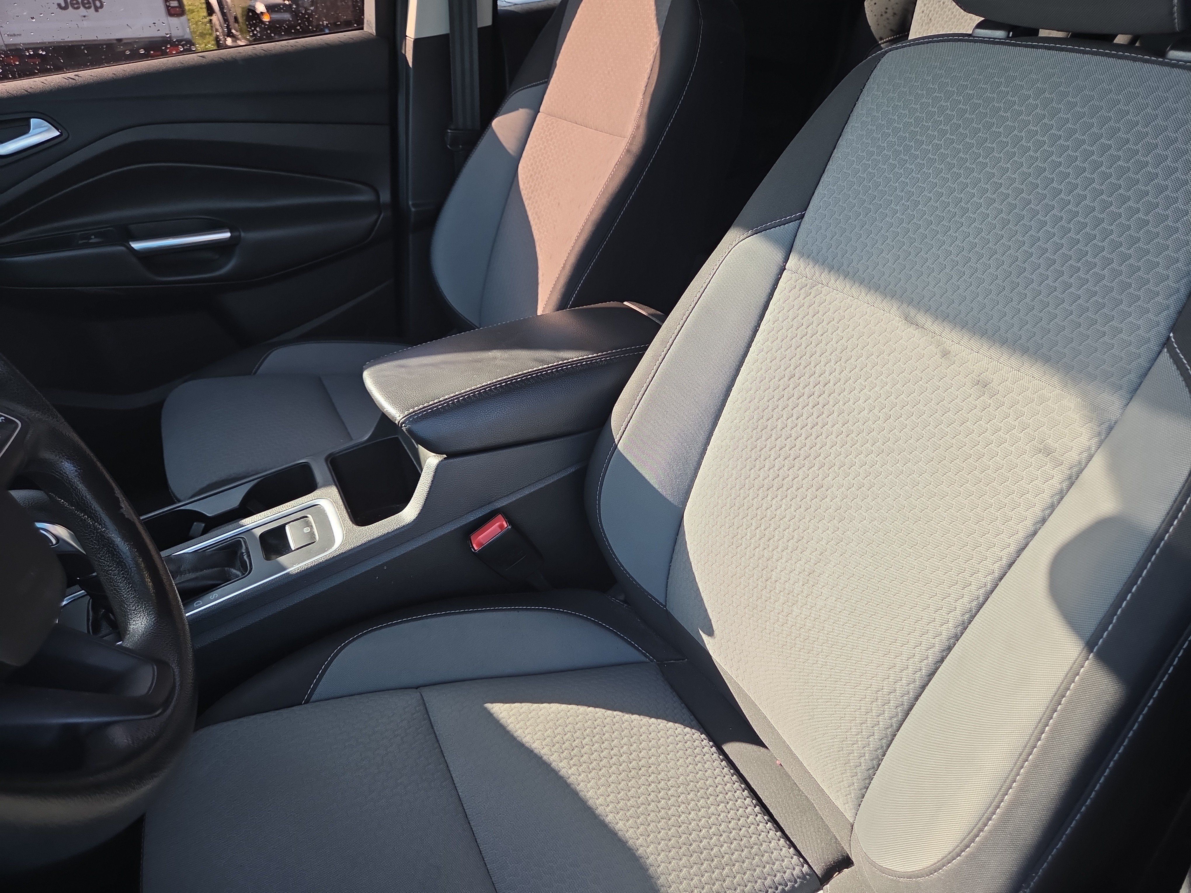 Used 2018 Ford Escape SE w/ Ford Safe & Smart Package AWD/4WD image 2