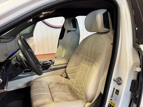 Used 2023 BMW 760i xDrive w/ Parking Assistance Package image 17