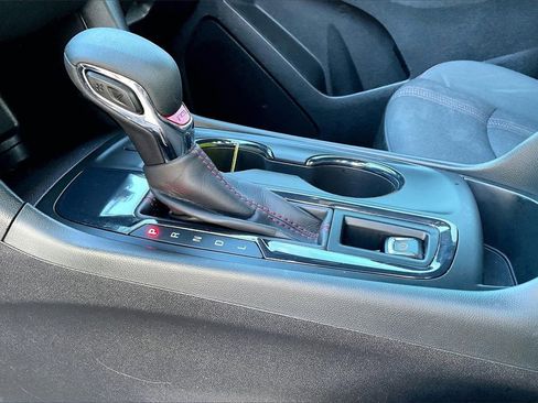 Used 2022 Chevrolet Equinox RS w/ Infotainment Package image 21