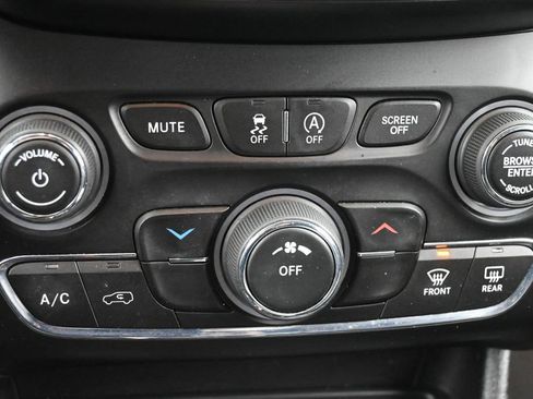 Used 2019 Jeep Cherokee Latitude Plus AWD/4WD image 20
