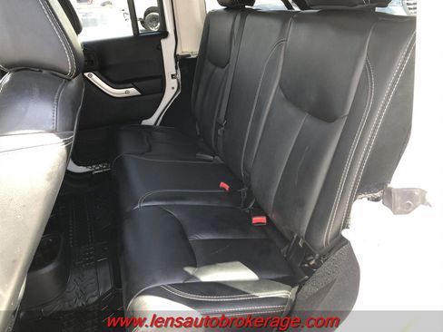 Used 2014 Jeep Wrangler Unlimited Rubicon w/ Connectivity Group image 17