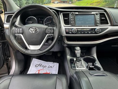 Used 2019 Toyota Highlander XLE AWD/4WD image 19