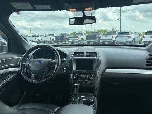 Used 2017 Ford Explorer XLT w/ Equipment Group 202A image 11