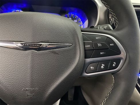 Used 2024 Chrysler Pacifica Touring-L image 21