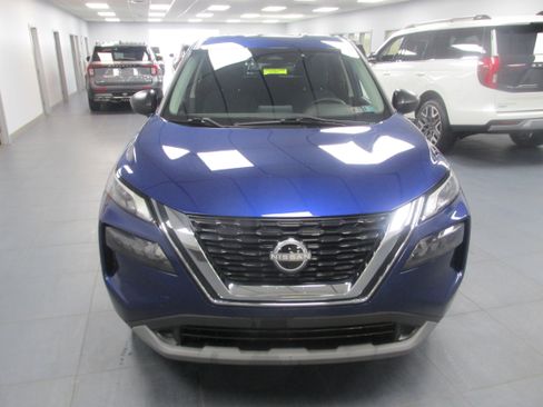 Used 2023 Nissan Rogue S image 2