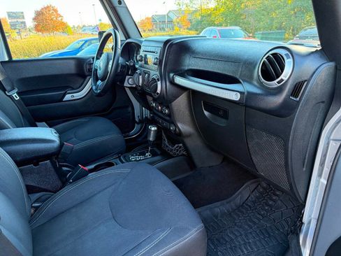 Used 2016 Jeep Wrangler Unlimited Sahara w/ Connectivity Group image 21