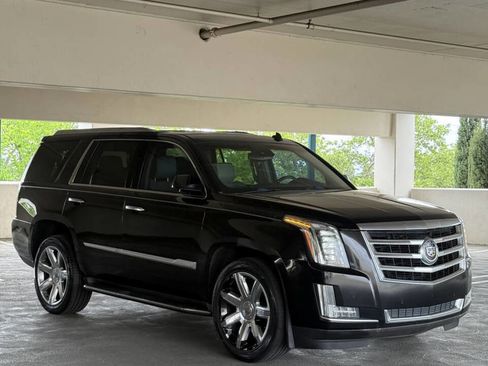 Used 2015 Cadillac Escalade Luxury image 3