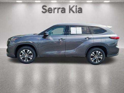 Used 2022 Toyota Highlander XLE FWD image 2