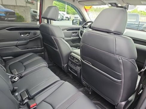 Used 2025 Honda Pilot Touring image 11