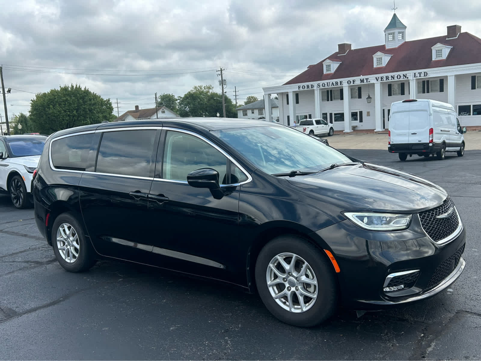 Used 2024 Chrysler Pacifica Touring-L FWD image 3
