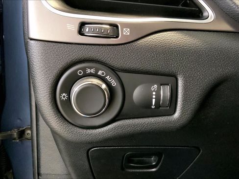 Used 2020 Jeep Cherokee Latitude w/ Cold Weather Group AWD/4WD image 34