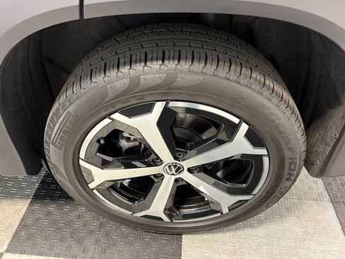 Certified 2025 Volkswagen Tiguan SE FWD image 16