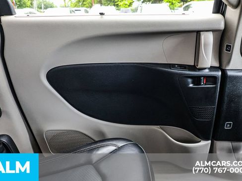 Used 2023 Chrysler Pacifica Touring-L FWD image 54