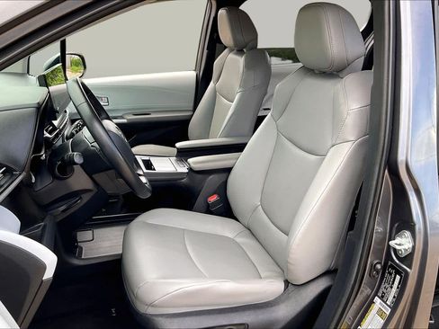 Used 2025 Toyota Sienna XLE FWD image 8