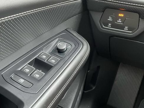 Used 2024 Volkswagen Atlas SE FWD image 14