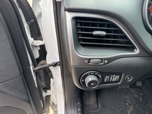 Used 2019 Jeep Cherokee Latitude Plus w/ Comfort/Convenience Group AWD/4WD image 15
