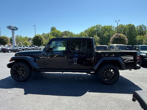 Used 2024 Jeep Gladiator Sport AWD/4WD image 7