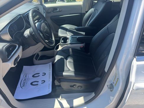 Used 2024 Chrysler Pacifica Touring-L FWD image 15