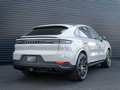 Used 2025 Porsche Cayenne E-Hybrid Coupe image 29