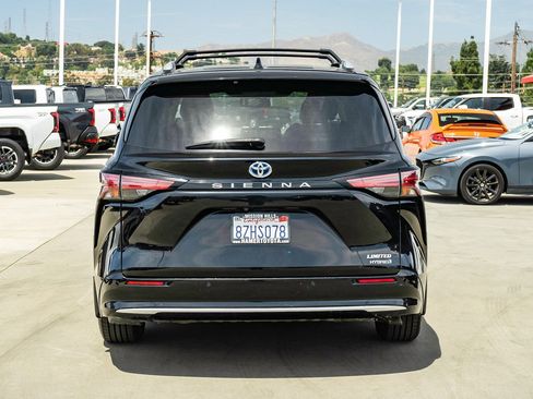 Certified 2022 Toyota Sienna Limited FWD image 3
