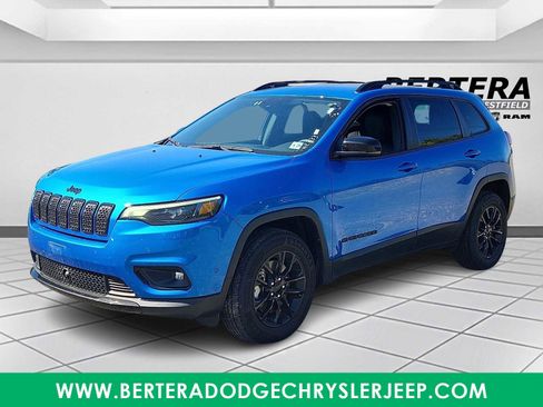 Certified 2023 Jeep Cherokee Altitude Lux AWD/4WD image 3
