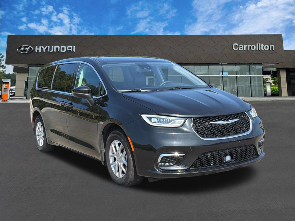 Used 2023 Chrysler Pacifica Touring-L FWD image 3