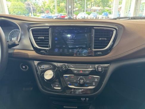 Used 2017 Chrysler Pacifica Limited w/ Tire & Wheel Group FWD image 22