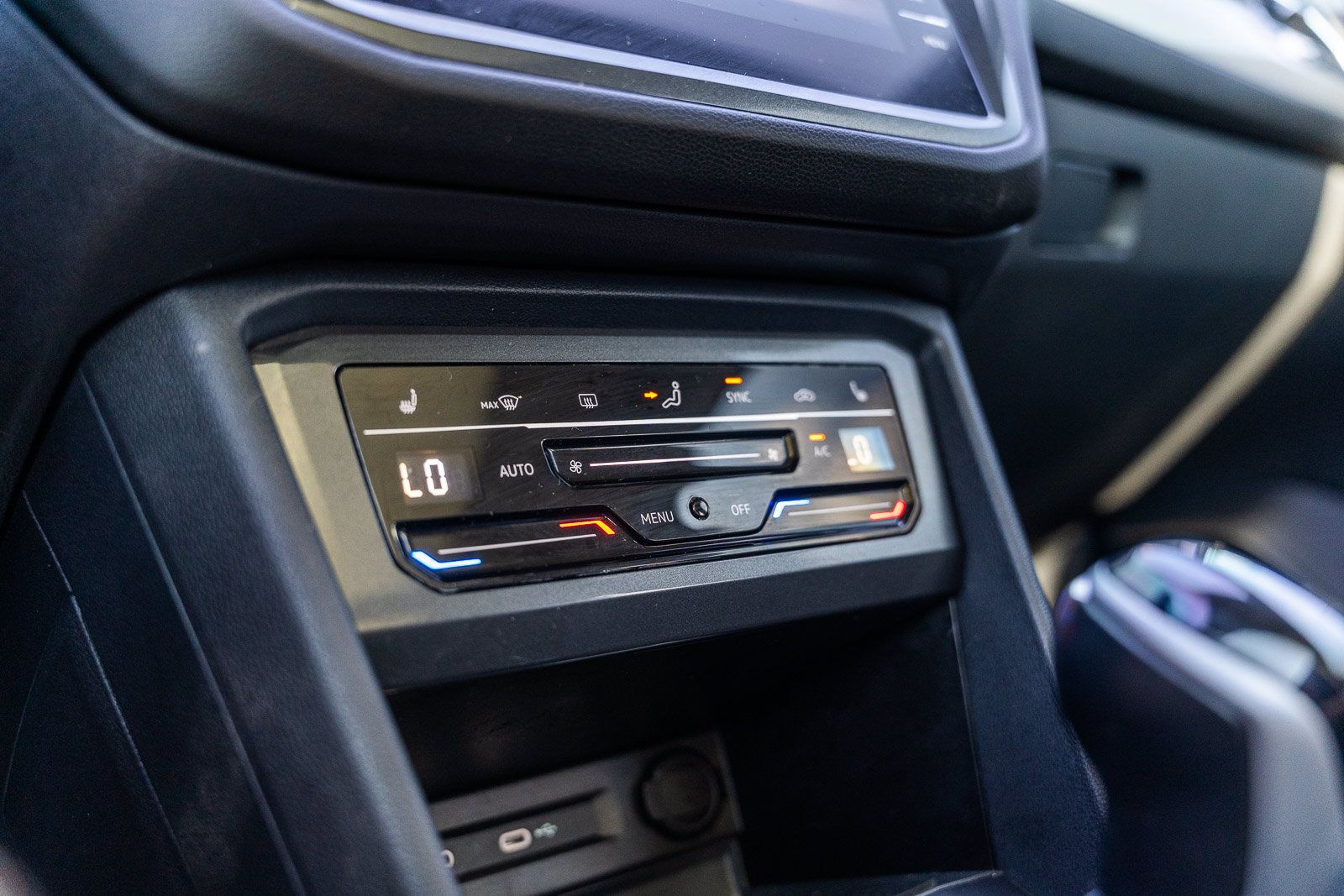 Used 2023 Volkswagen Tiguan SE w/ Panoramic Sunroof Package FWD image 33