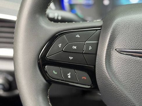 Used 2023 Chrysler Pacifica Limited w/ S Appearance Package FWD image 11