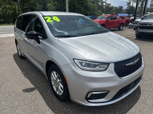 Used 2024 Chrysler Pacifica Touring-L FWD image 10