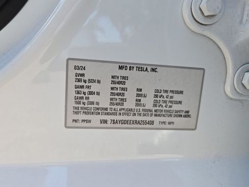 Used 2024 Tesla Model Y Long Range AWD/4WD image 17