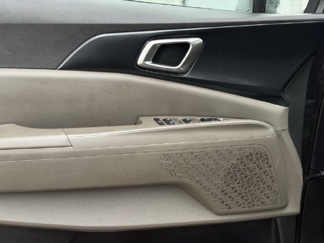Used 2025 Kia Carnival FWD image 24