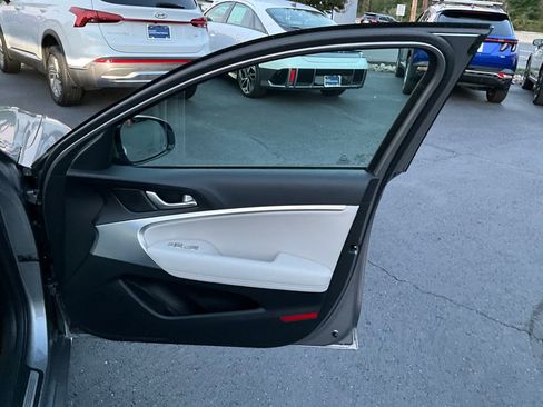 Used 2025 Genesis G70 2.5T image 34