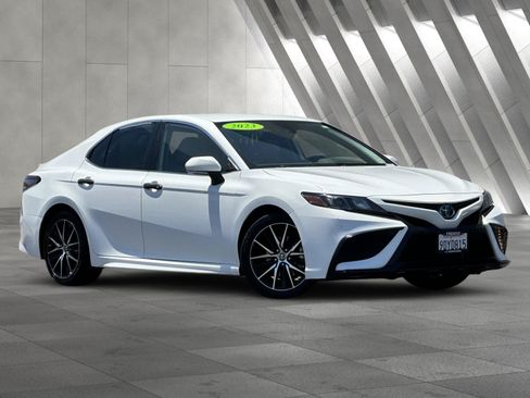 Used 2023 Toyota Camry SE FWD image 2