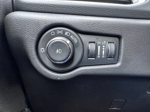 Used 2023 Chrysler Pacifica Limited w/ Uconnect Theater Family Group AWD/4WD image 38