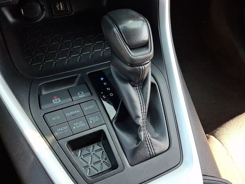 Used 2024 Toyota RAV4 XLE AWD/4WD image 16
