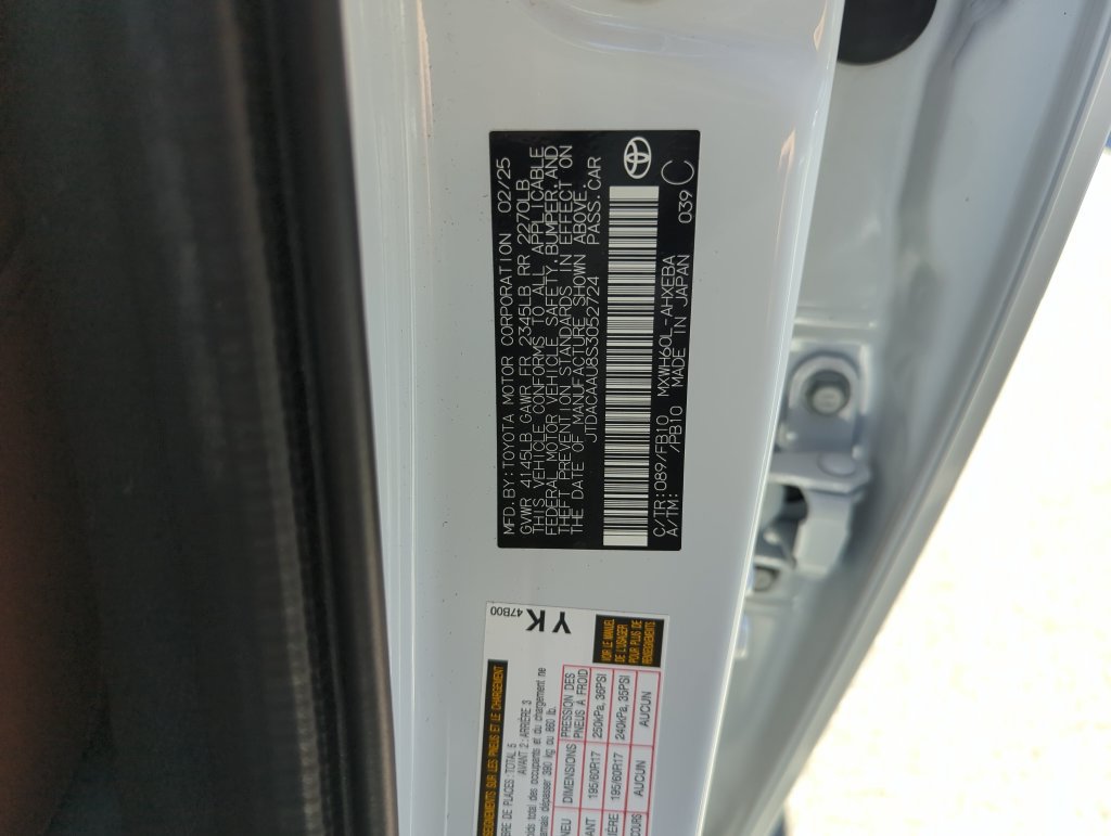 Used 2025 Toyota Prius LE FWD image 36