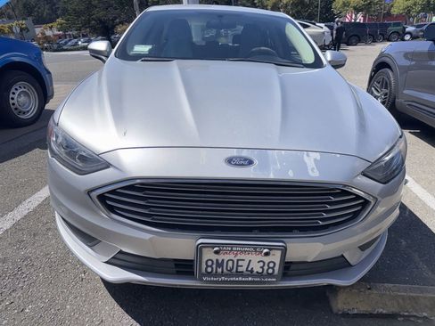 Used 2017 Ford Fusion SE FWD image 2