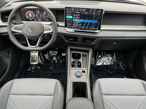 New 2026 Volkswagen Tiguan SE R-Line image 12