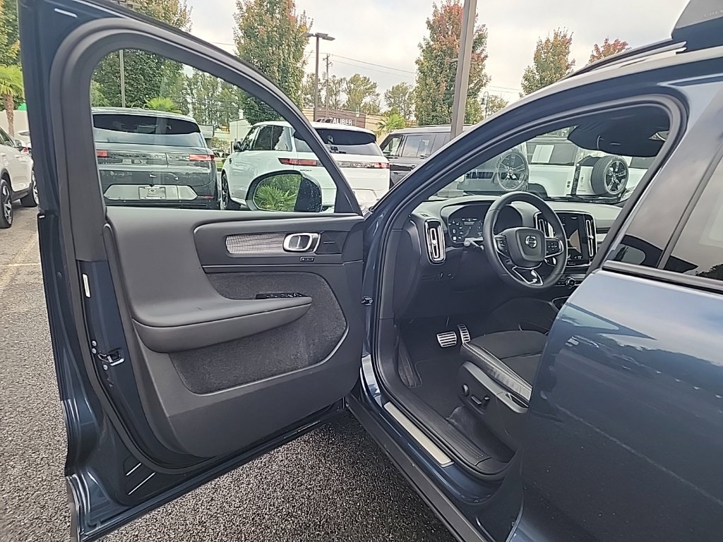Used 2022 Volvo XC40 T5 R-Design w/ Advanced Package AWD/4WD image 9