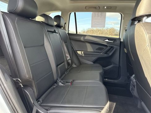 Used 2018 Volkswagen Tiguan SE w/ Panoramic Sunroof Package image 25